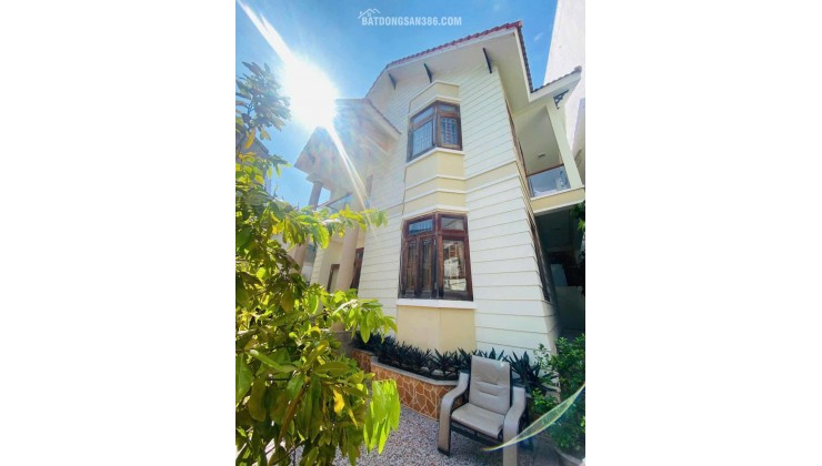 NHÀ 2 TẦNG NGAY TRUNG TÂM NHA TRANG CHỈ ĐI RA BIỂN 500M GẦN CHỢ ĐẦM DT RỘNG 235M LÀM NHÀ VƯỜN TRONG PHÓ THÌ QUÁ TUYỆT